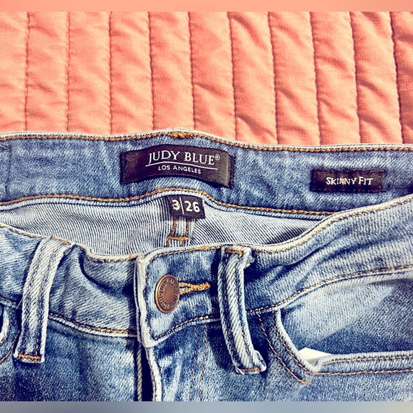 Judy blue daisy skinnies! - Picture 3 of 4